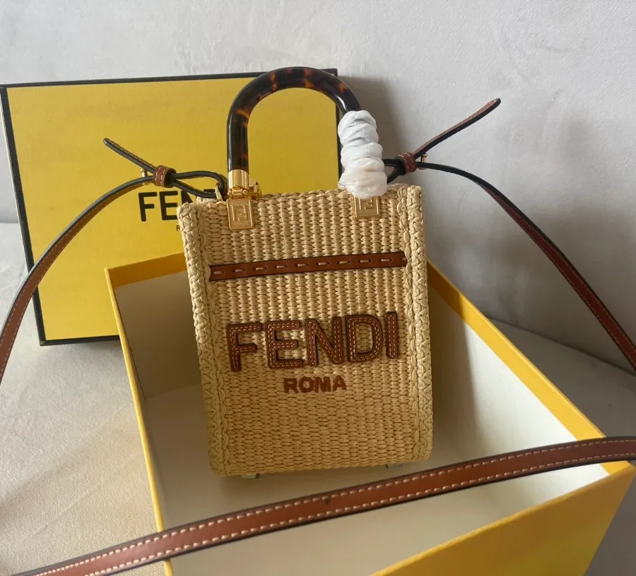 Бежевая плетёная мини-сумка Fendi Sunshine в коробке с фирменным логотипом