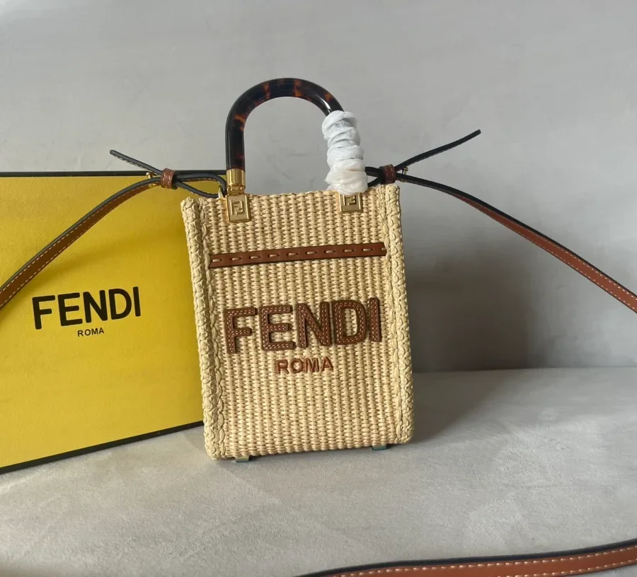 Вид спереди: вышивка Fendi Roma и черепаховые ручки плетёной сумки