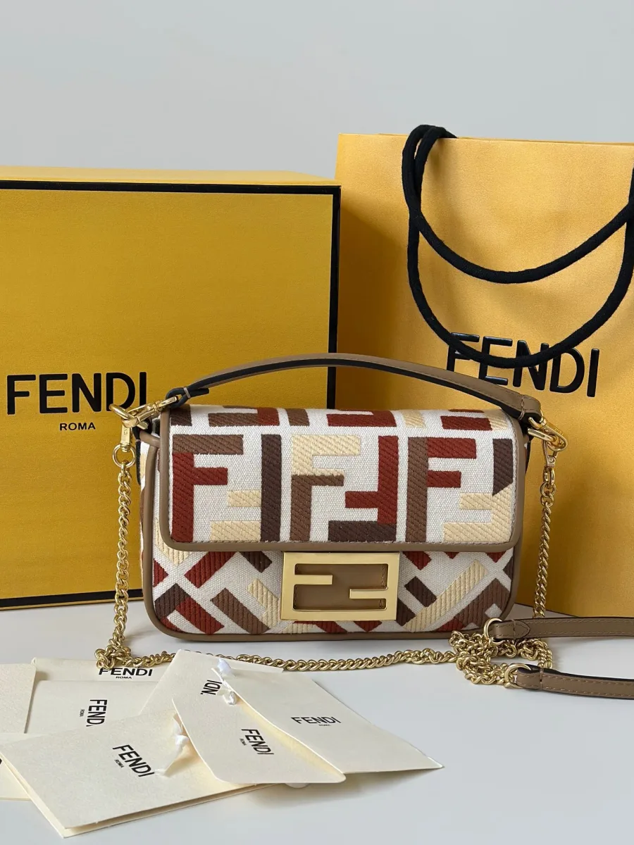 Сумка Fendi Baguette из канваса с вышивкой FF на фоне фирменной упаковки