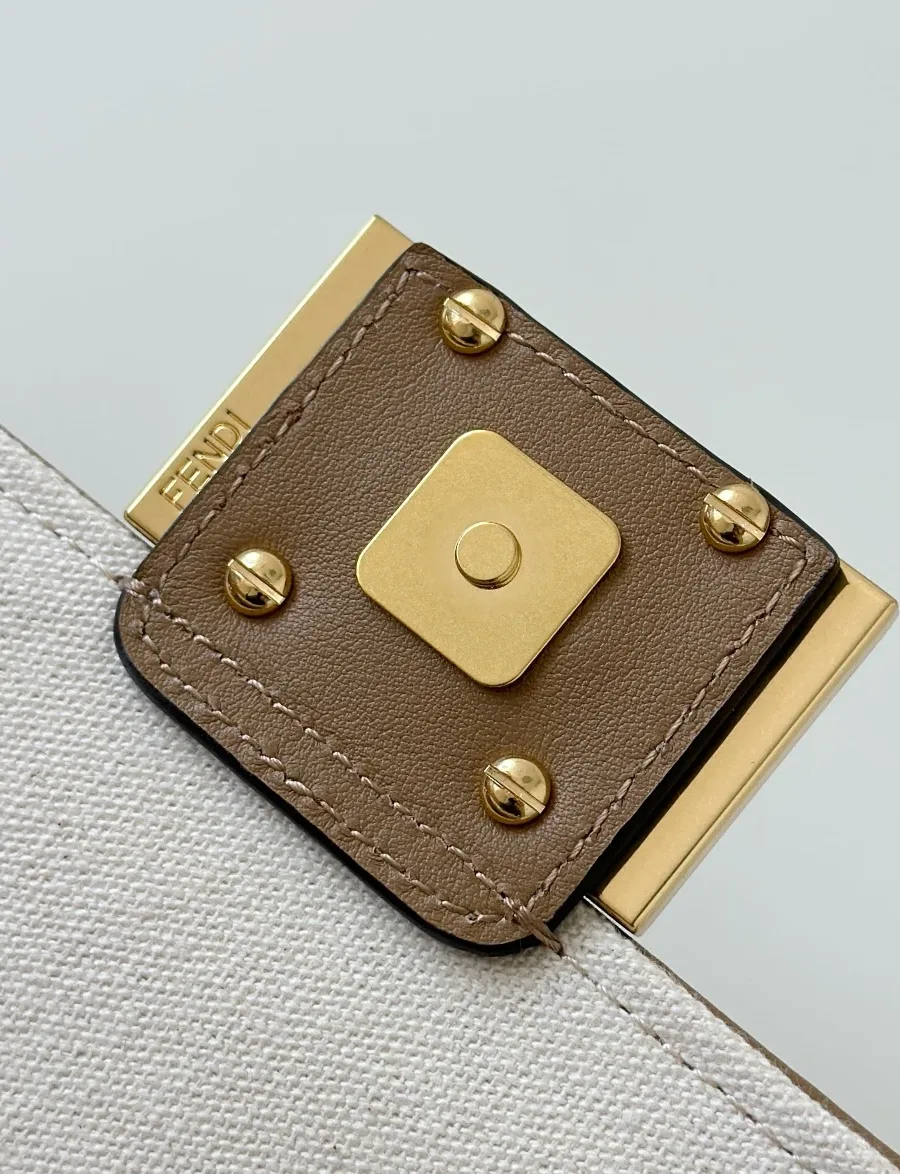 Магнитная застежка клапана с гравировкой Fendi на металлической планке