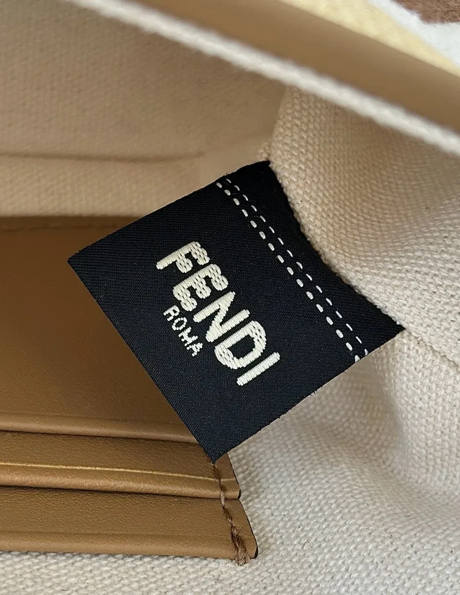Внутреннее отделение с тканевой биркой Fendi Roma и кожаным карманом