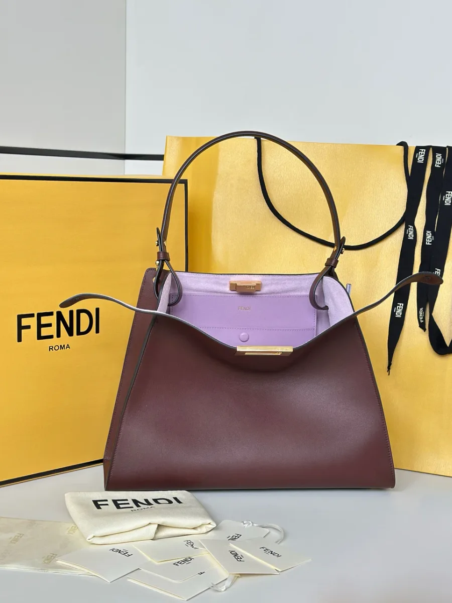 Бордовая сумка Fendi Way с фирменной жёлтой упаковкой и пыльником, фронтальный вид