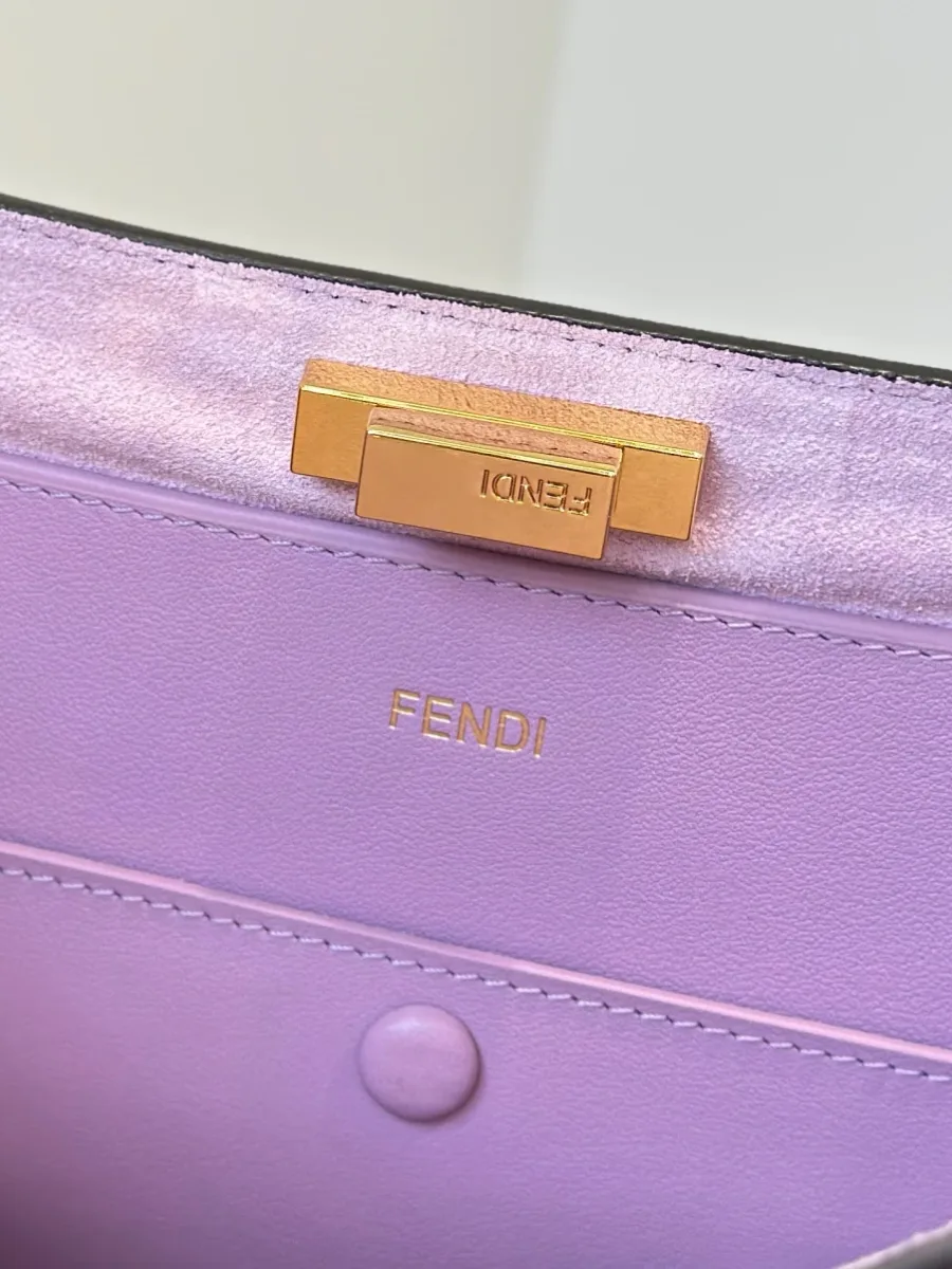 Внутренняя отделка из сиреневой замши с тиснёным логотипом Fendi и металлической планкой