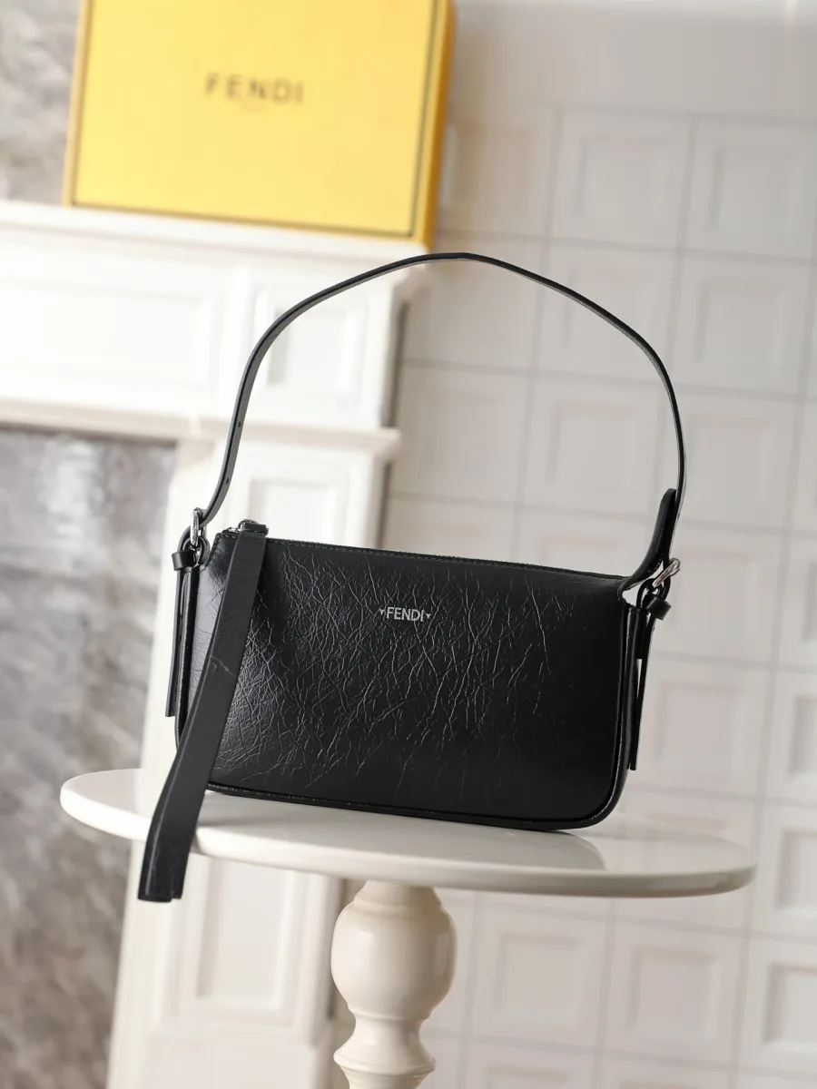 Чёрная кожаная сумка Fendi Zip Top на плечо, вид спереди