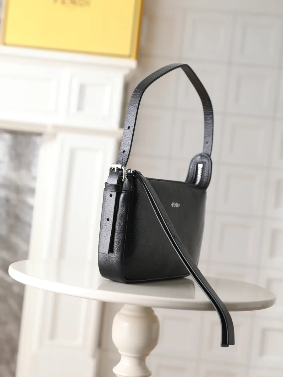 Небольшая чёрная сумка Fendi Zip Top, ракурс в три четверти