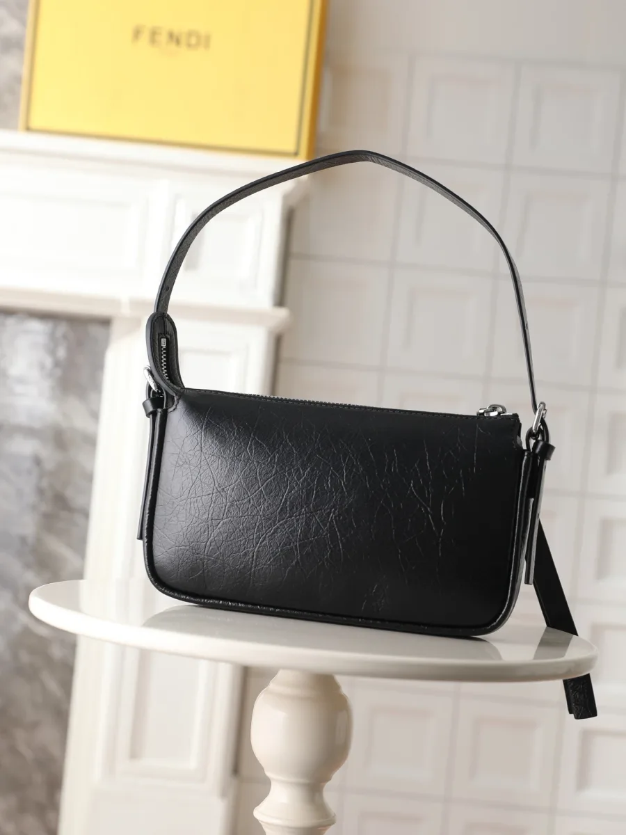 Чёрная сумка на плечо Fendi Zip Top, вид с обратной стороны