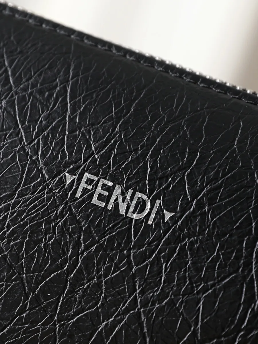 Крупный план металлической надписи Fendi с элементами Cuneo на коже
