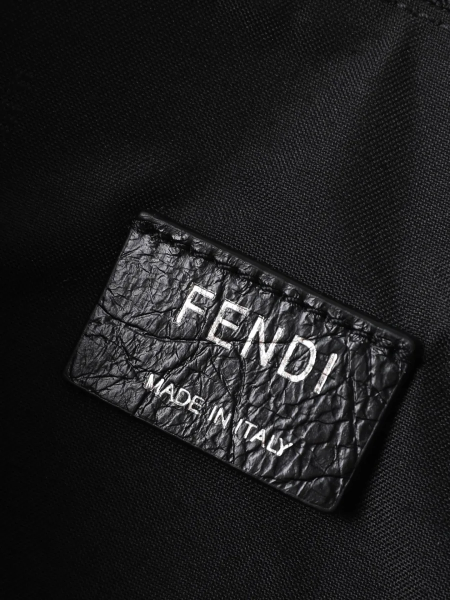 Внутренняя кожаная нашивка с тиснением Fendi Made in Italy