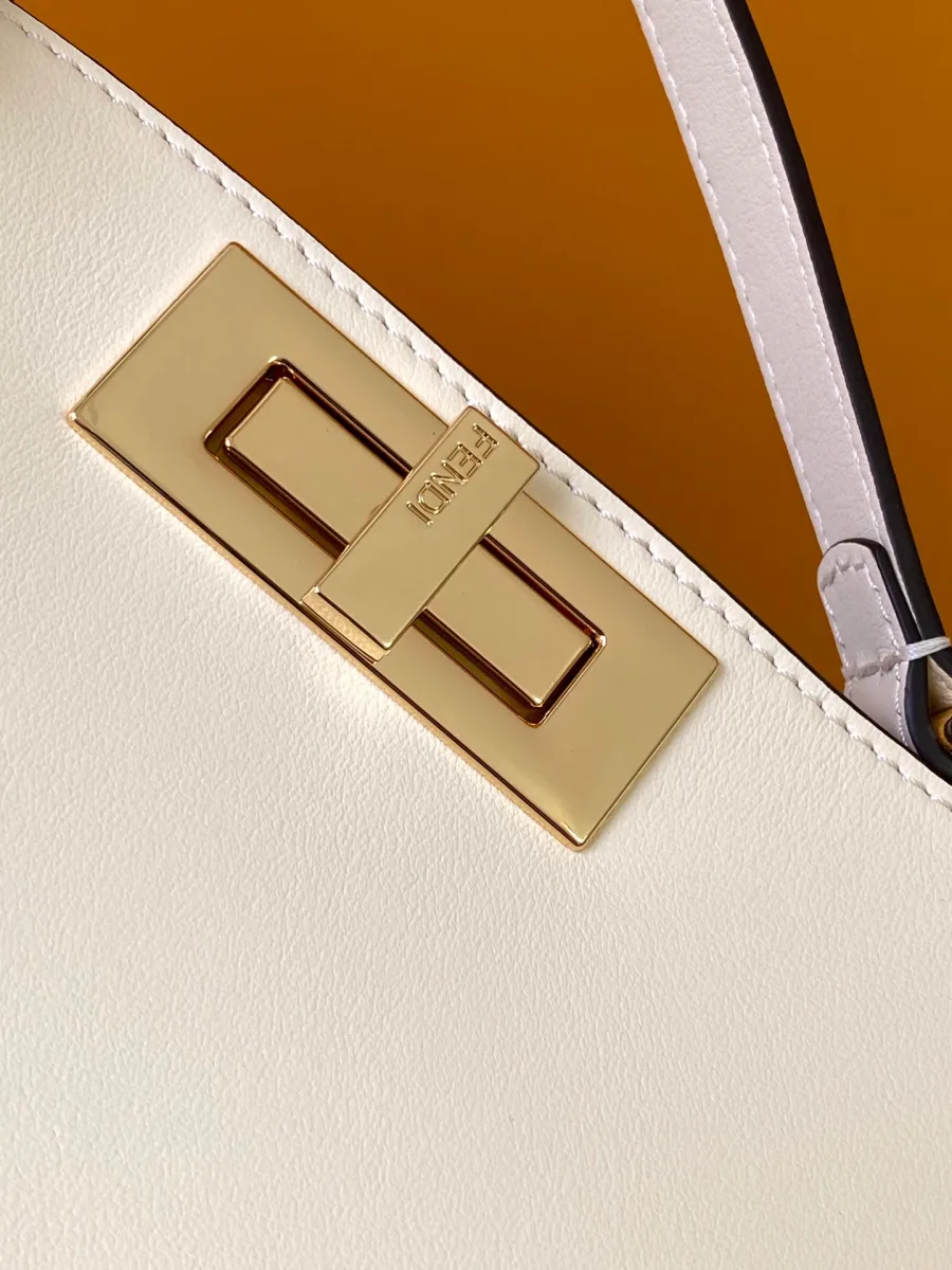 Прямоугольный поворотный замок из золотистого металла с гравировкой Fendi