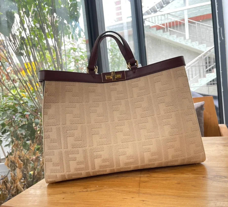 Бежевая сумка-тоут Fendi Peekaboo X-Tote с узором FF, вид спереди