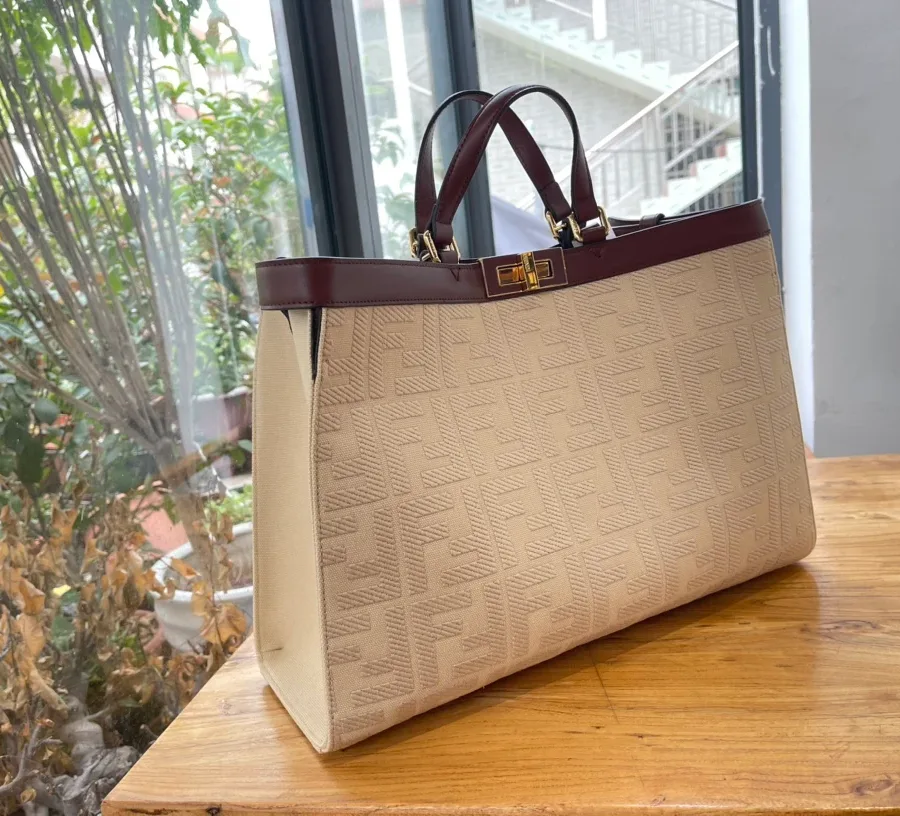 Сумка-тоут Fendi Peekaboo X-Tote из бежевого канваса, ракурс три четверти
