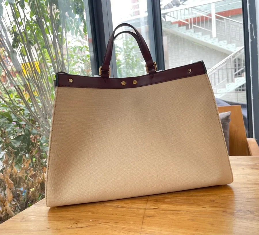 Задняя сторона бежевой сумки-тоут Peekaboo X-Tote из канваса