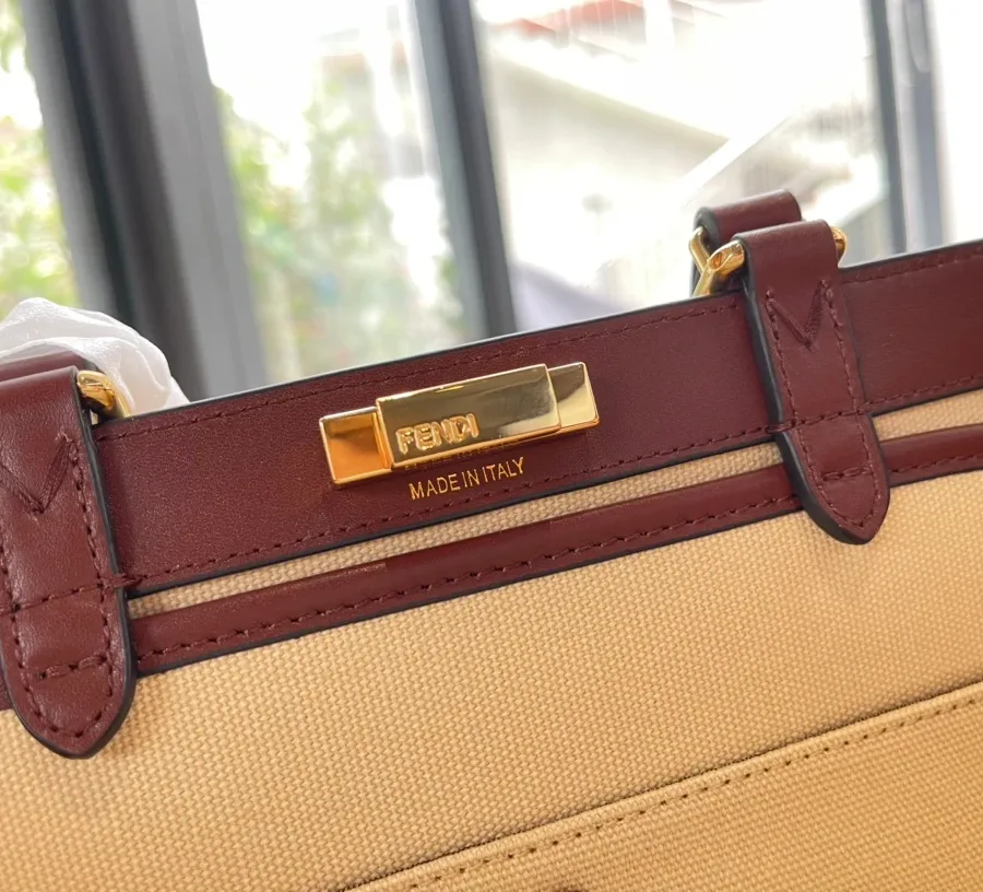 Золотистый поворотный замок с гравировкой Fendi на кожаной планке