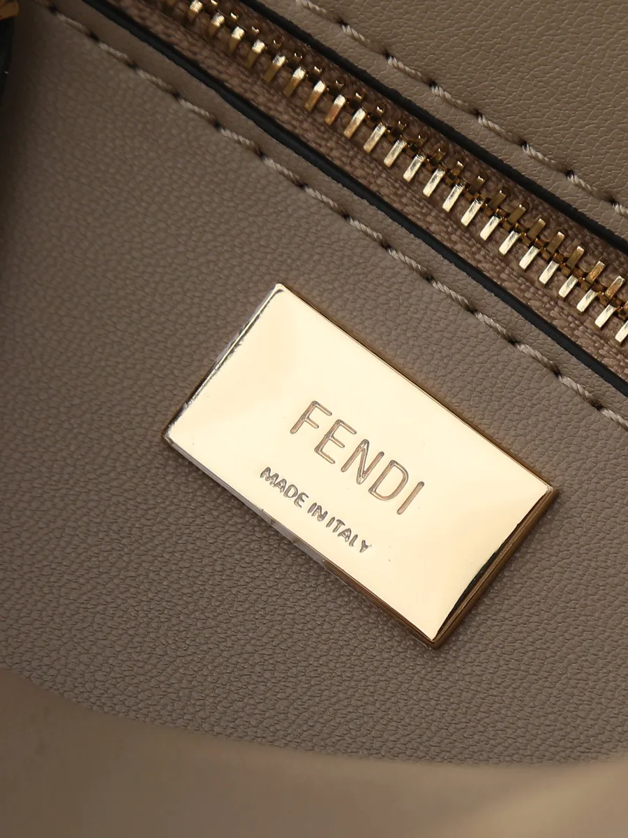 Внутренняя золотистая пластина с гравировкой логотипа Fendi Made in Italy