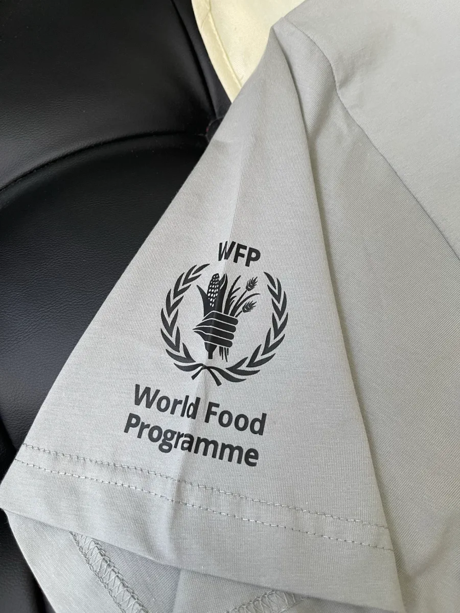 Короткий рукав серой футболки с черным принтом World Food Programme