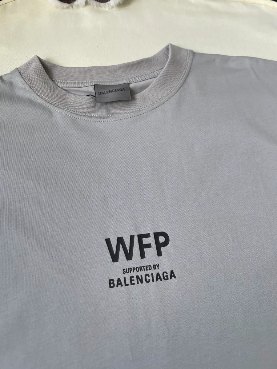 Фронтальная часть футболки с контрастным принтом WFP Supported by Balenciaga