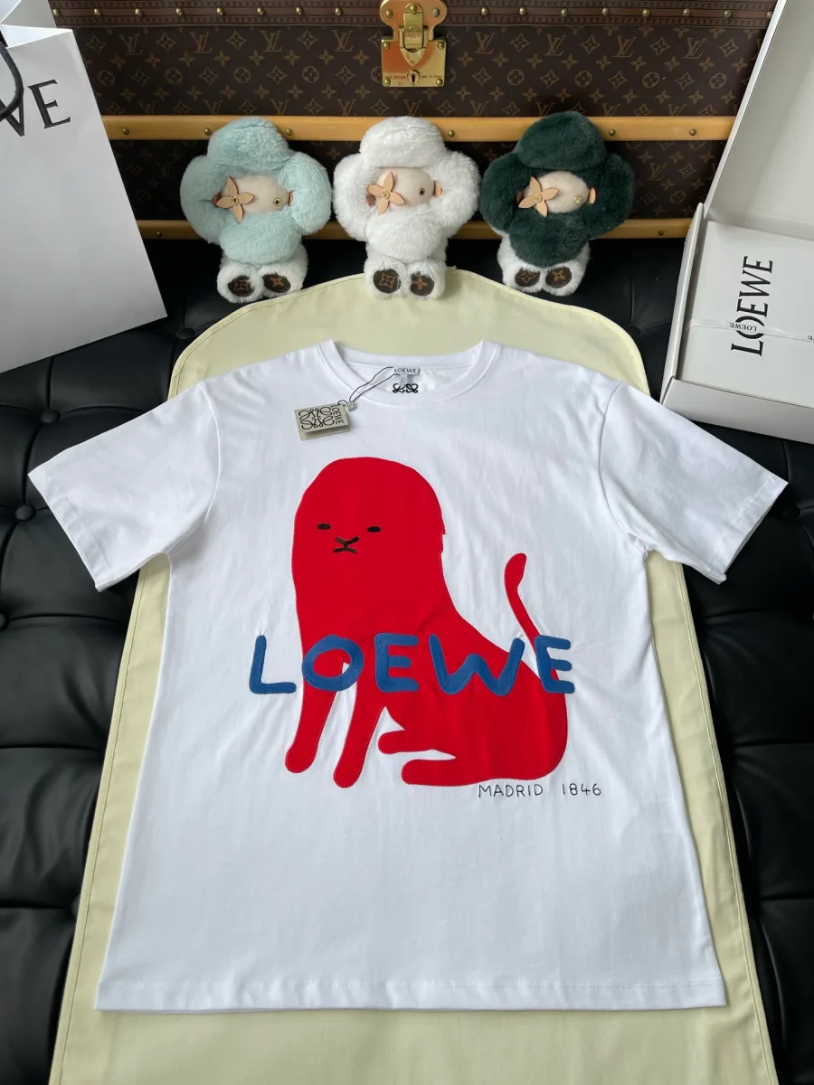 Белая мужская футболка с красным персонажем и надписью Loewe, вид спереди