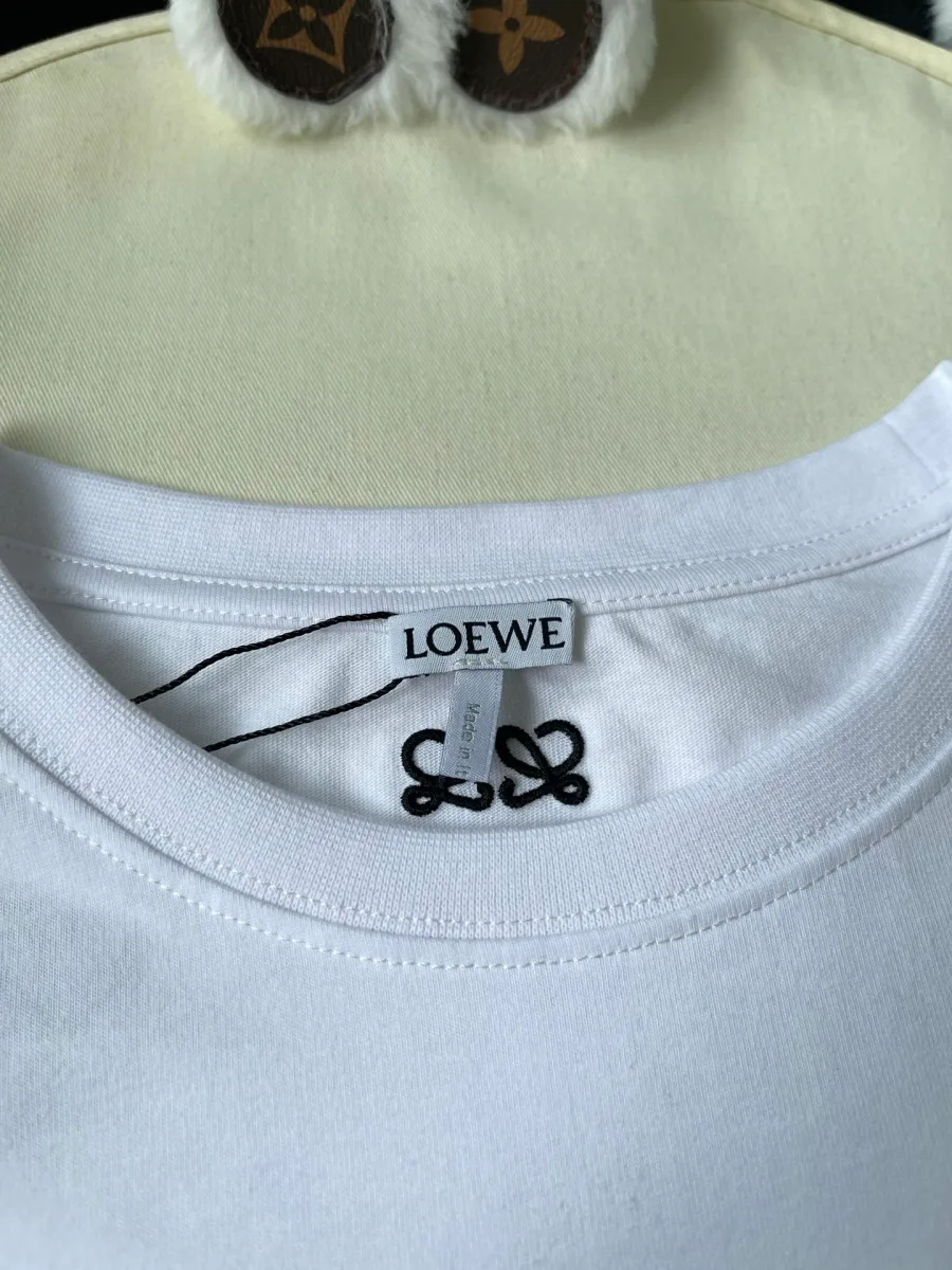 Внутренняя бирка с брендингом Loewe в области горловины футболки