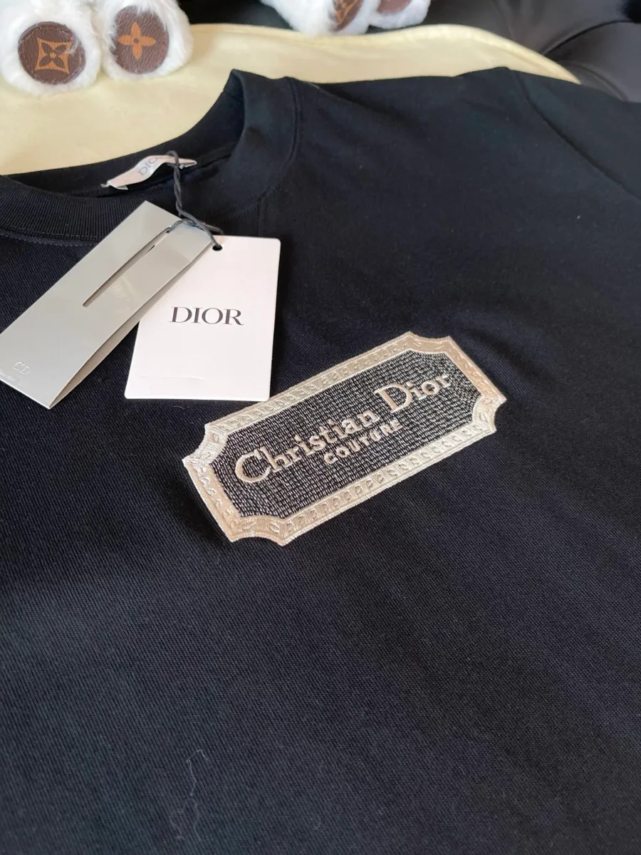 Нашивка Christian Dior Couture на груди и фирменная навесная бирка