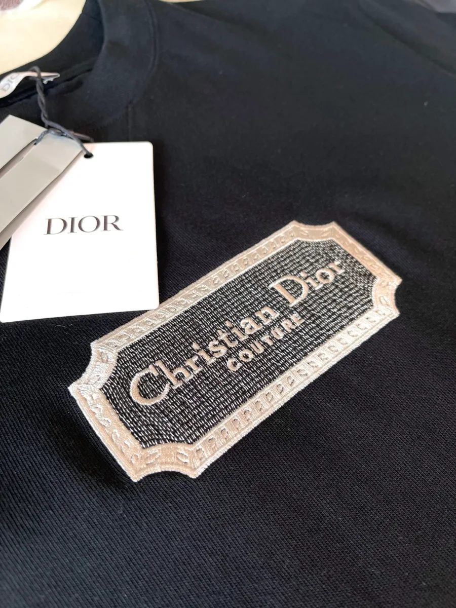 Крупный план фигурной плашки с вышивкой Christian Dior Couture