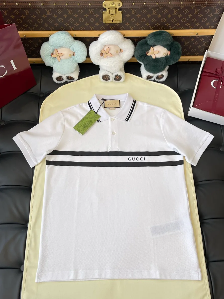 Мужское белое поло Gucci с полосами и логотипом на груди, вид спереди полностью