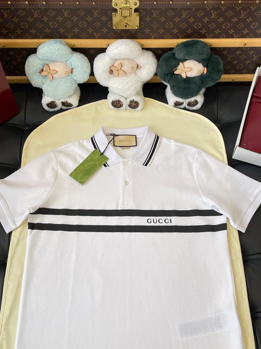 Белое поло Gucci с контрастными полосами на груди, крупный план верхней части