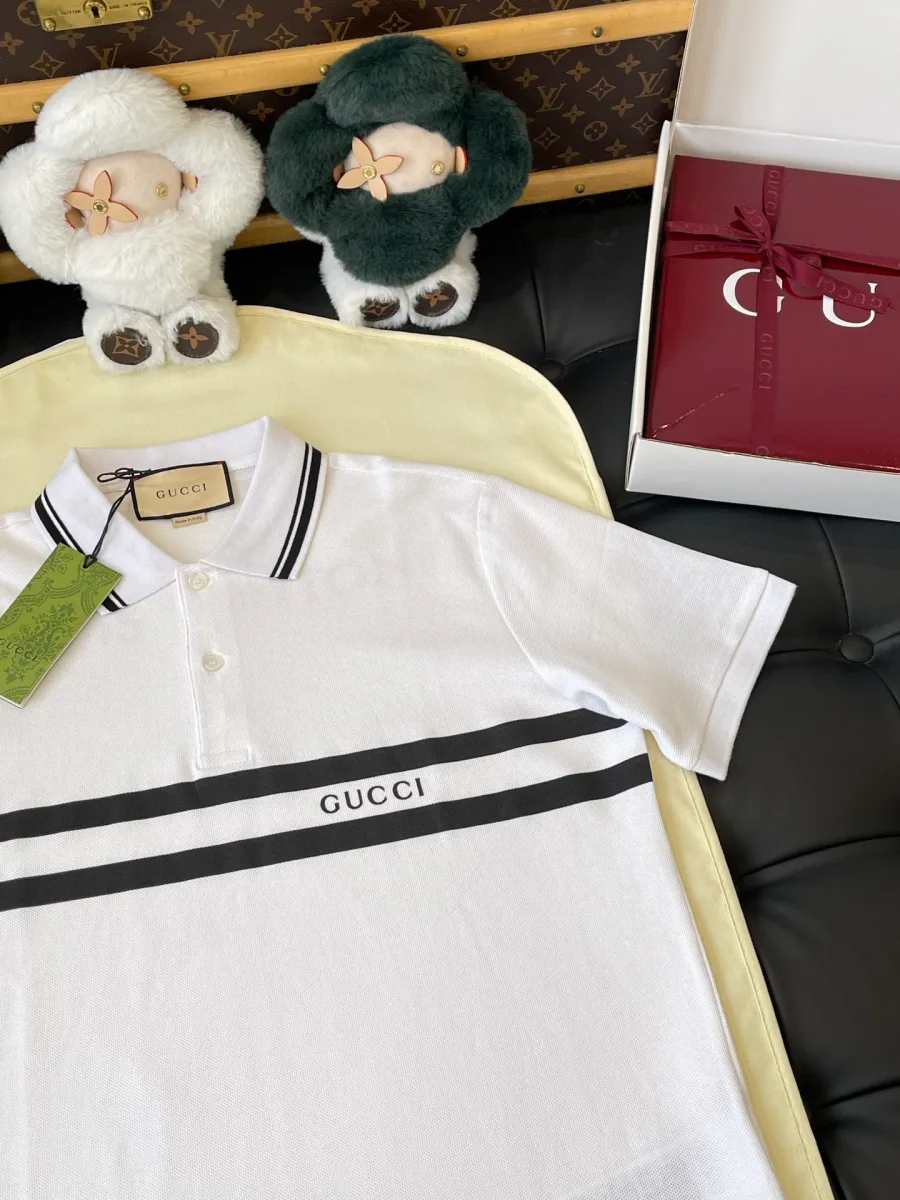 Белая рубашка-поло Gucci с планкой на пуговицах, ракурс сбоку