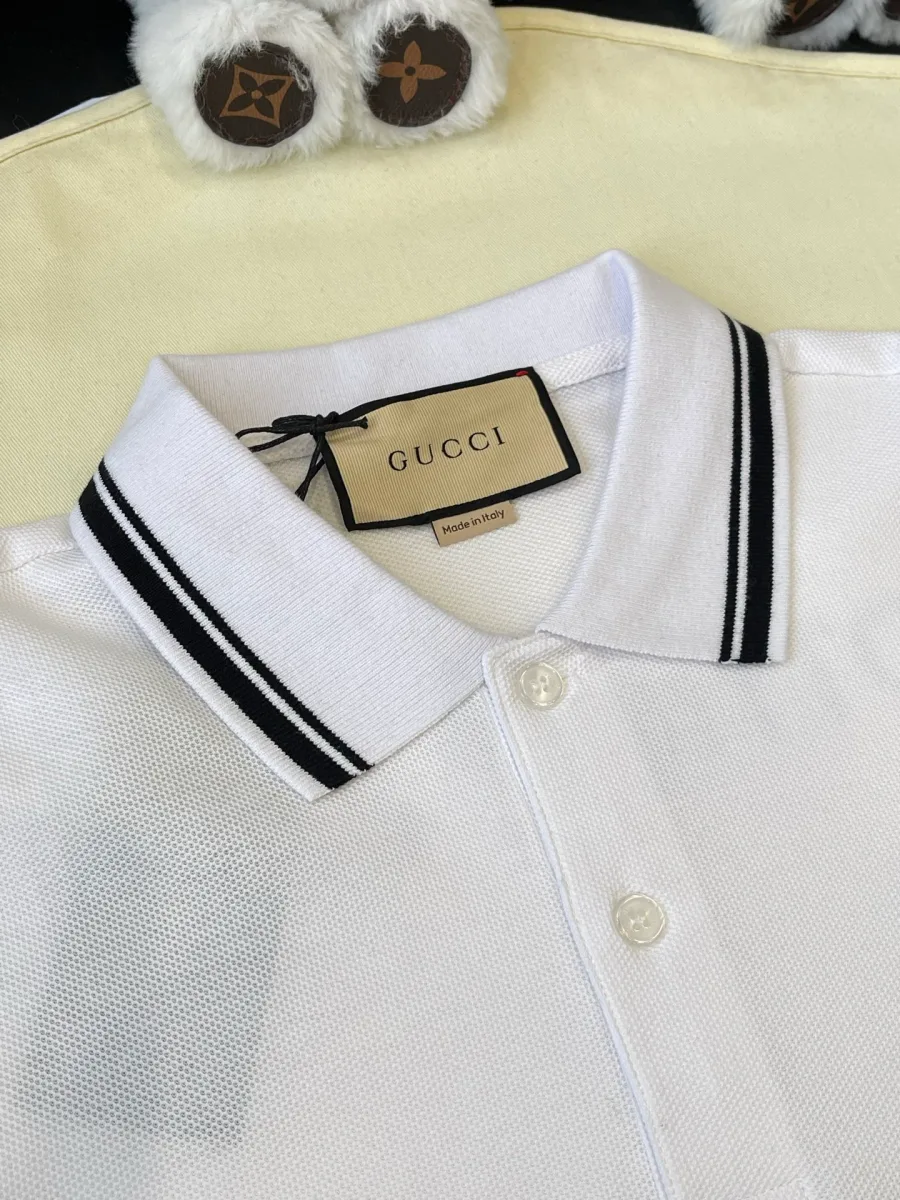 Отложной воротник белого поло Gucci с контрастным кантом и фирменной биркой
