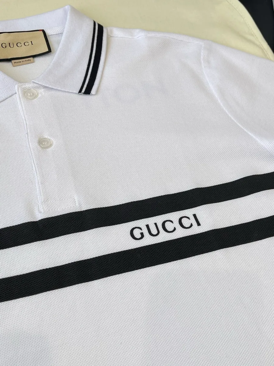 Контрастные полосы с надписью Gucci и планка с пуговицами на белом поло