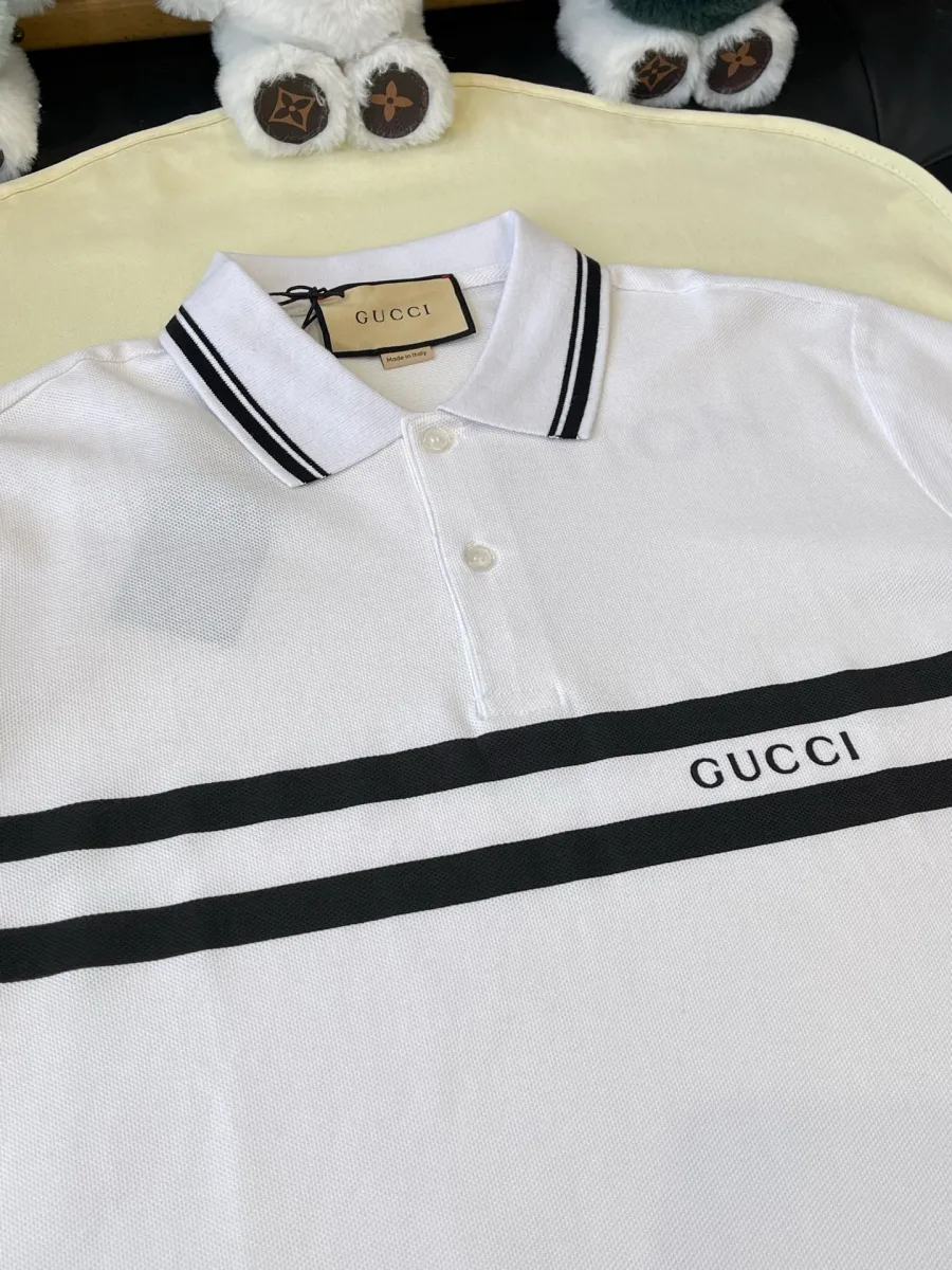 Крупный план ворота и принтованной полосы поло Gucci, вид спереди
