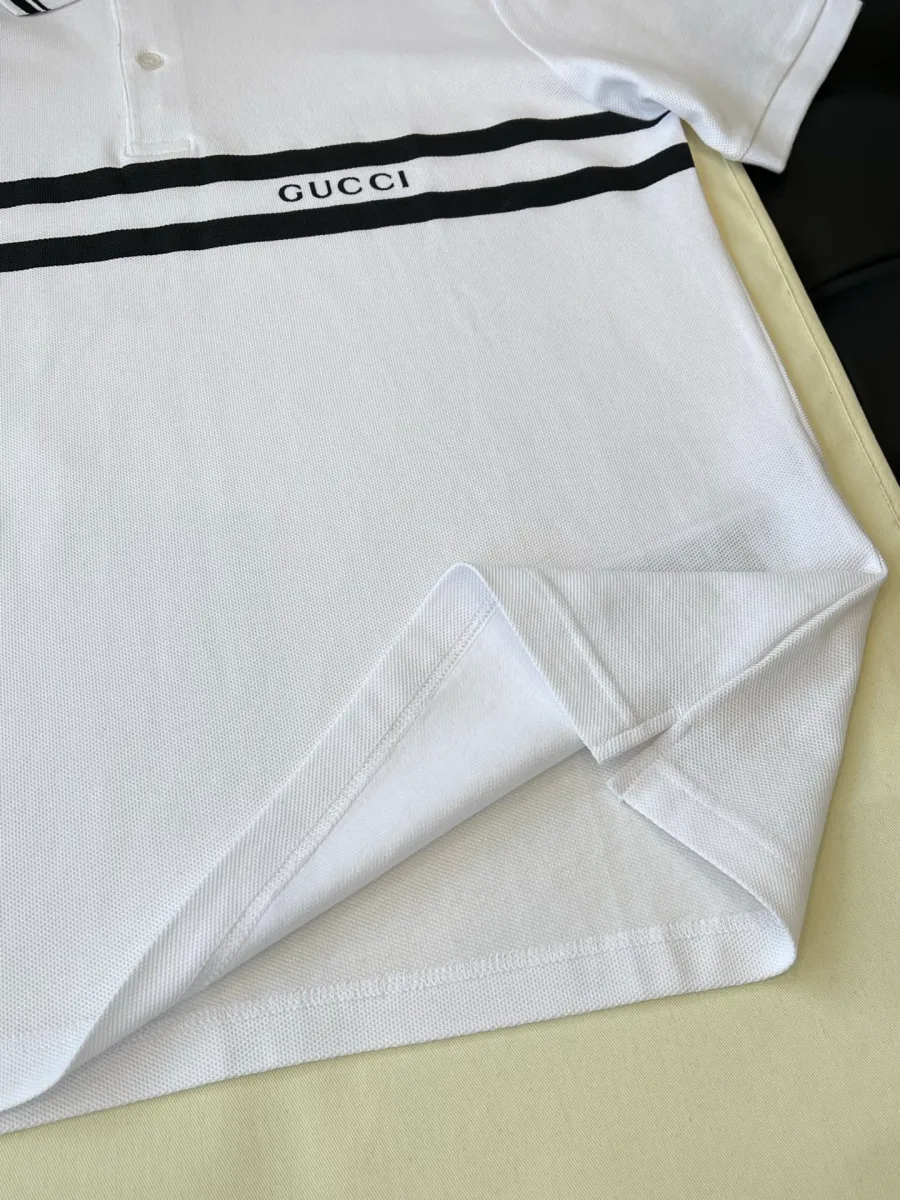 Нижний край белого трикотажного поло Gucci с боковым разрезом