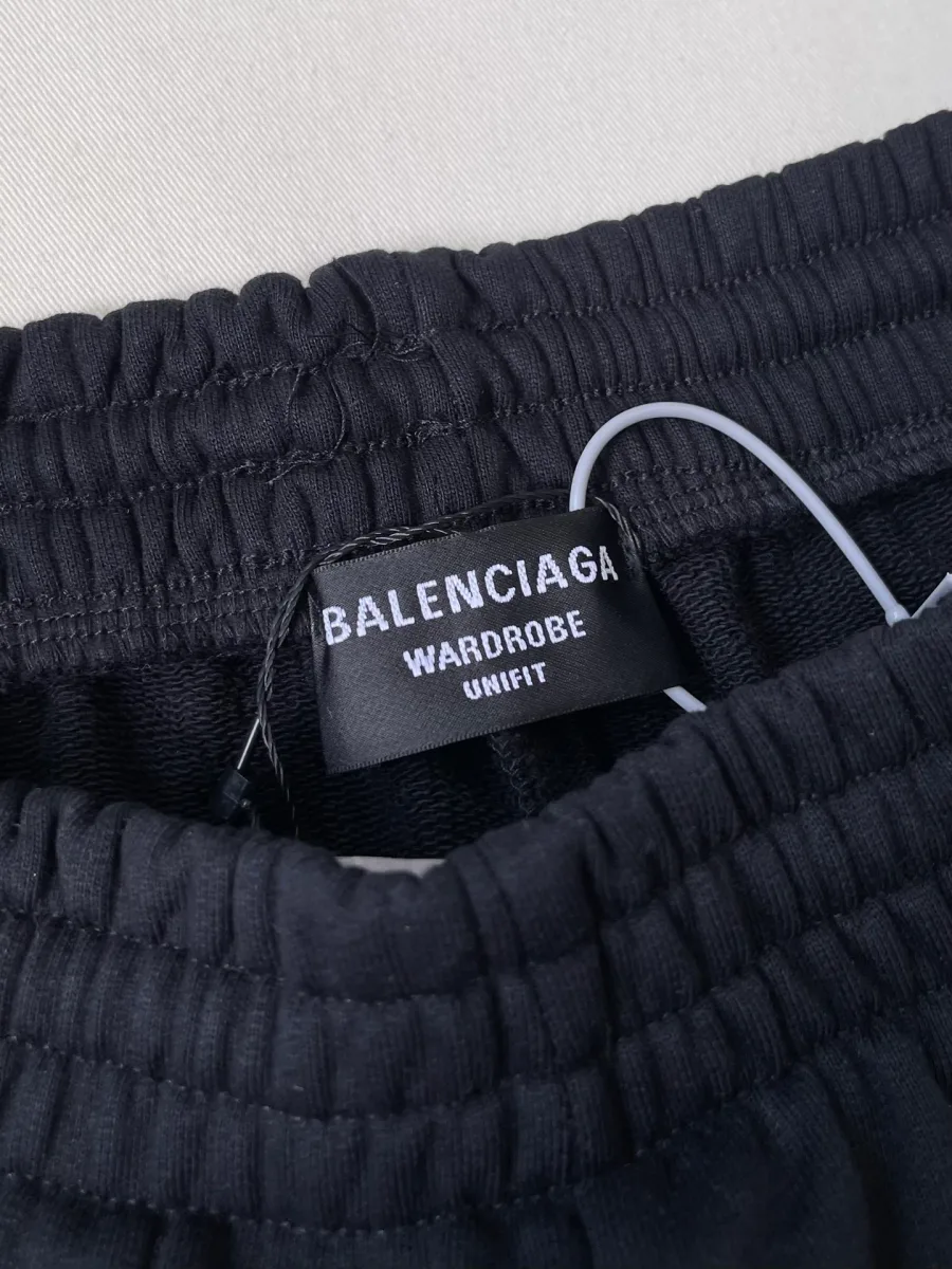 Текстильная бирка Balenciaga Wardrobe Unifit на внутренней стороне пояса