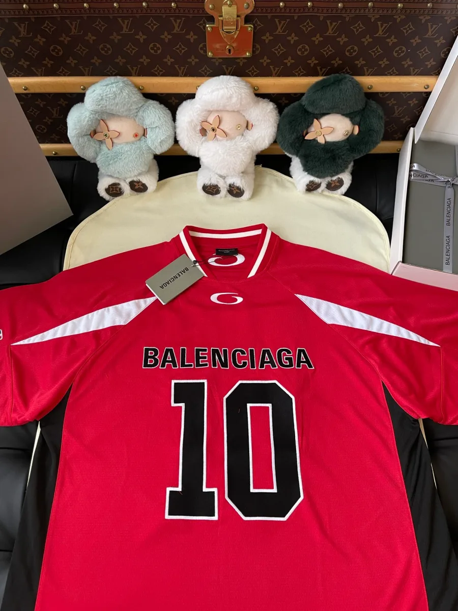 Верхняя часть красной футболки-джерси с принтом Balenciaga и номером 10 крупным планом