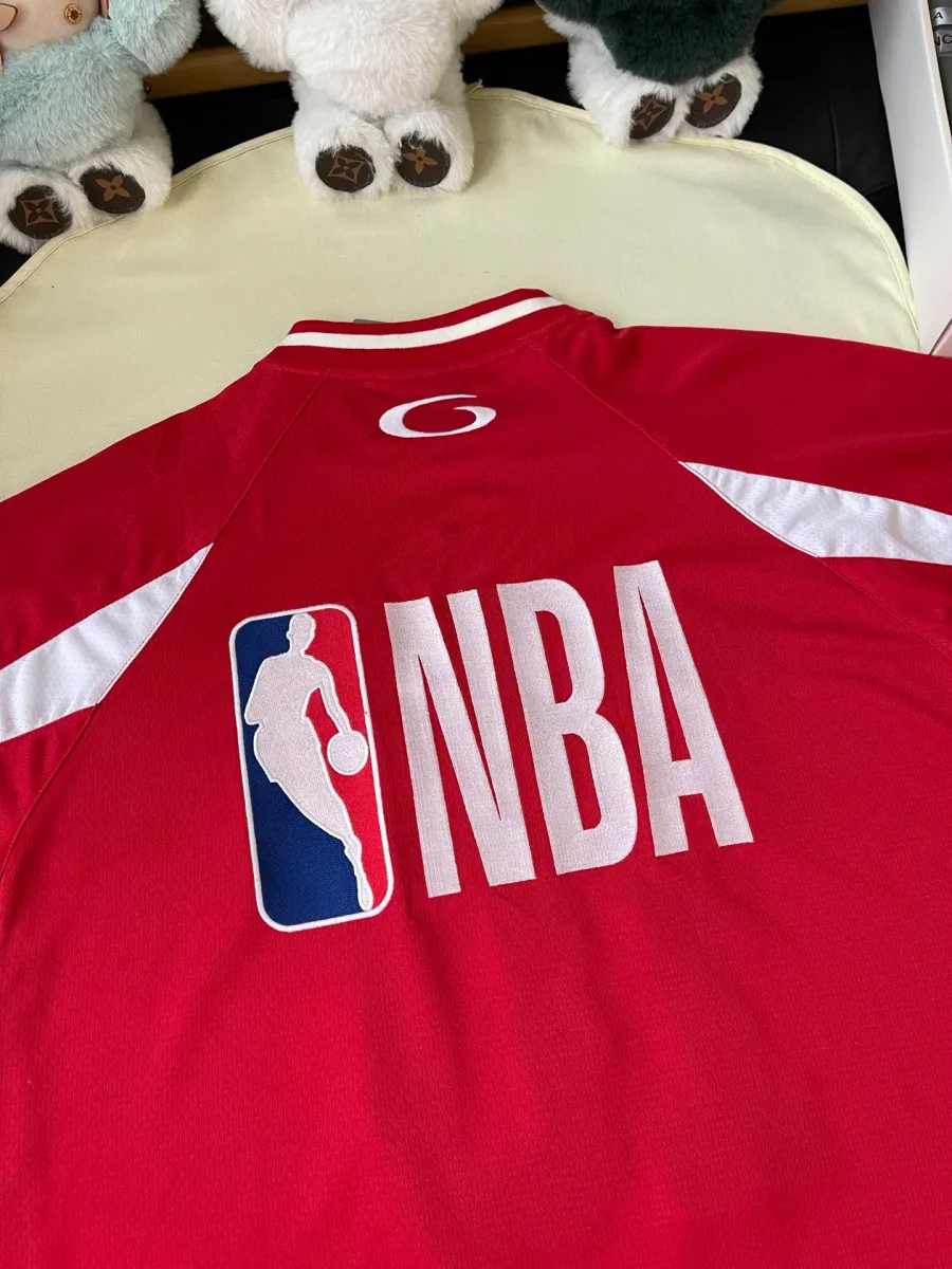Спинка красной футболки с крупным логотипом NBA крупным планом