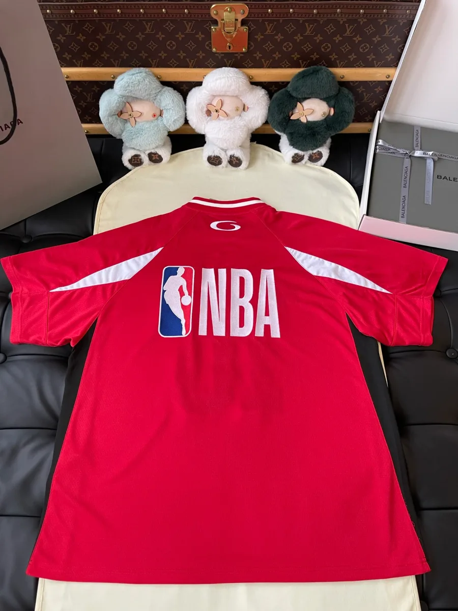 Красная спортивная футболка-джерси, вид со спины с логотипом NBA