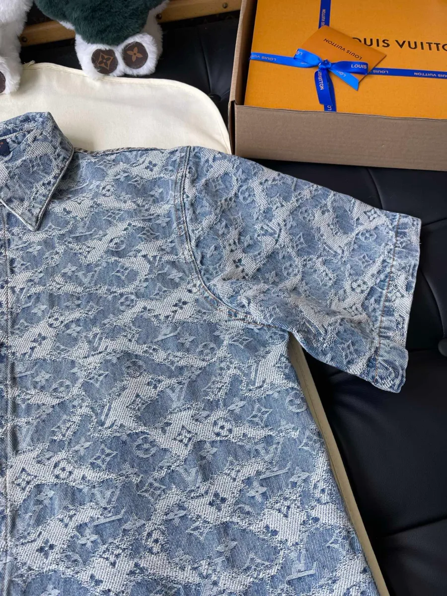 Текстура голубого денима с узором Monogram на рукаве рубашки