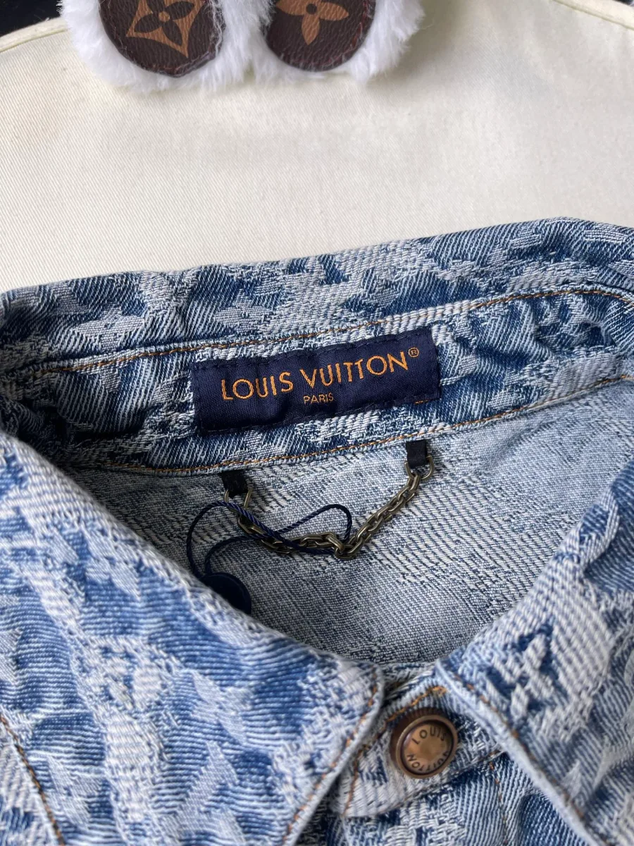 Фирменная бирка Louis Vuitton на внутренней стороне воротника
