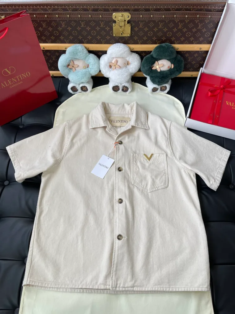 Valentino Бежевая рубашка с коротким рукавом и накладным карманом