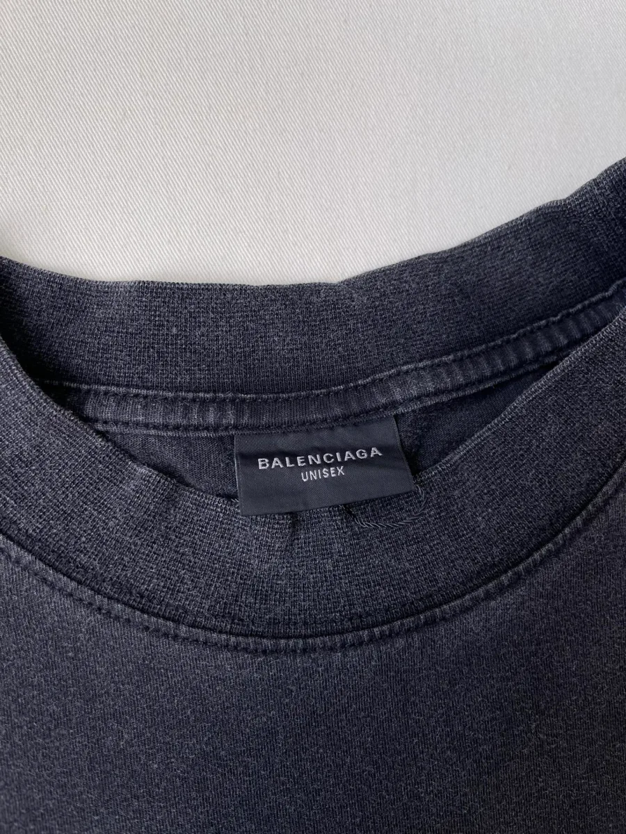 Внутренняя тканевая бирка бренда Balenciaga Unisex на горловине