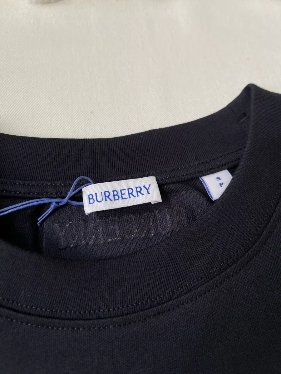 Внутренняя бирка бренда Burberry на горловине футболки