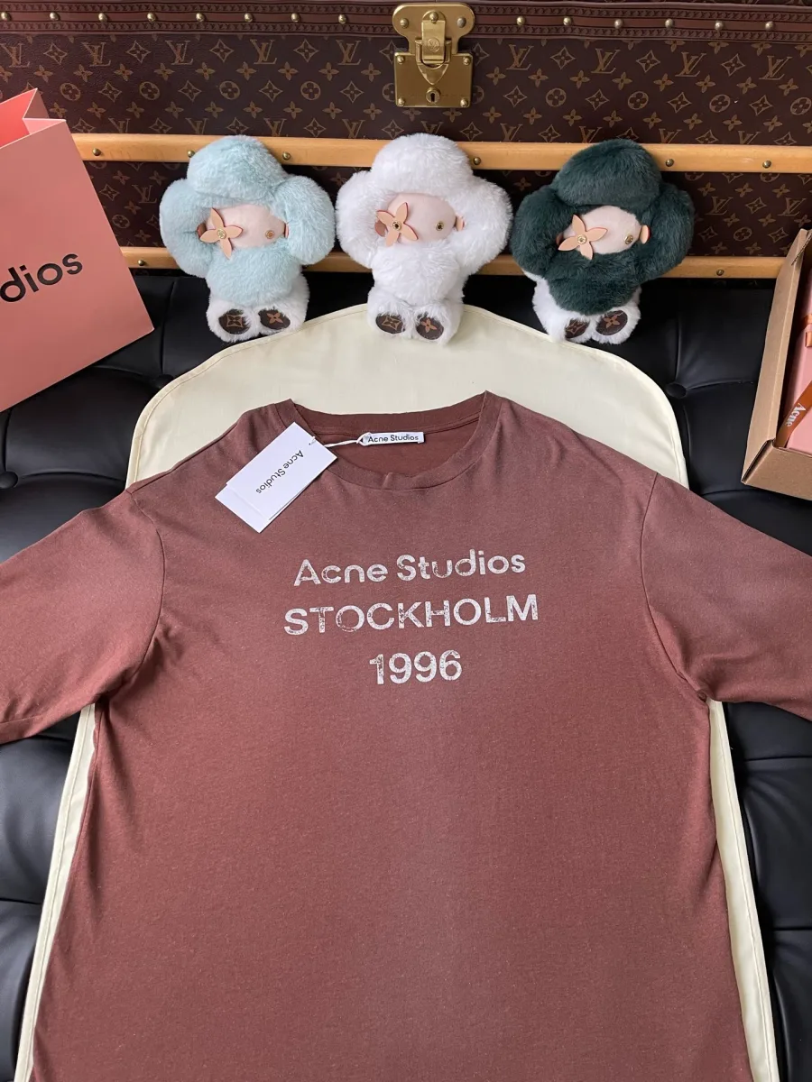 Верхняя часть коричневой футболки с принтом Acne Studios Stockholm 1996
