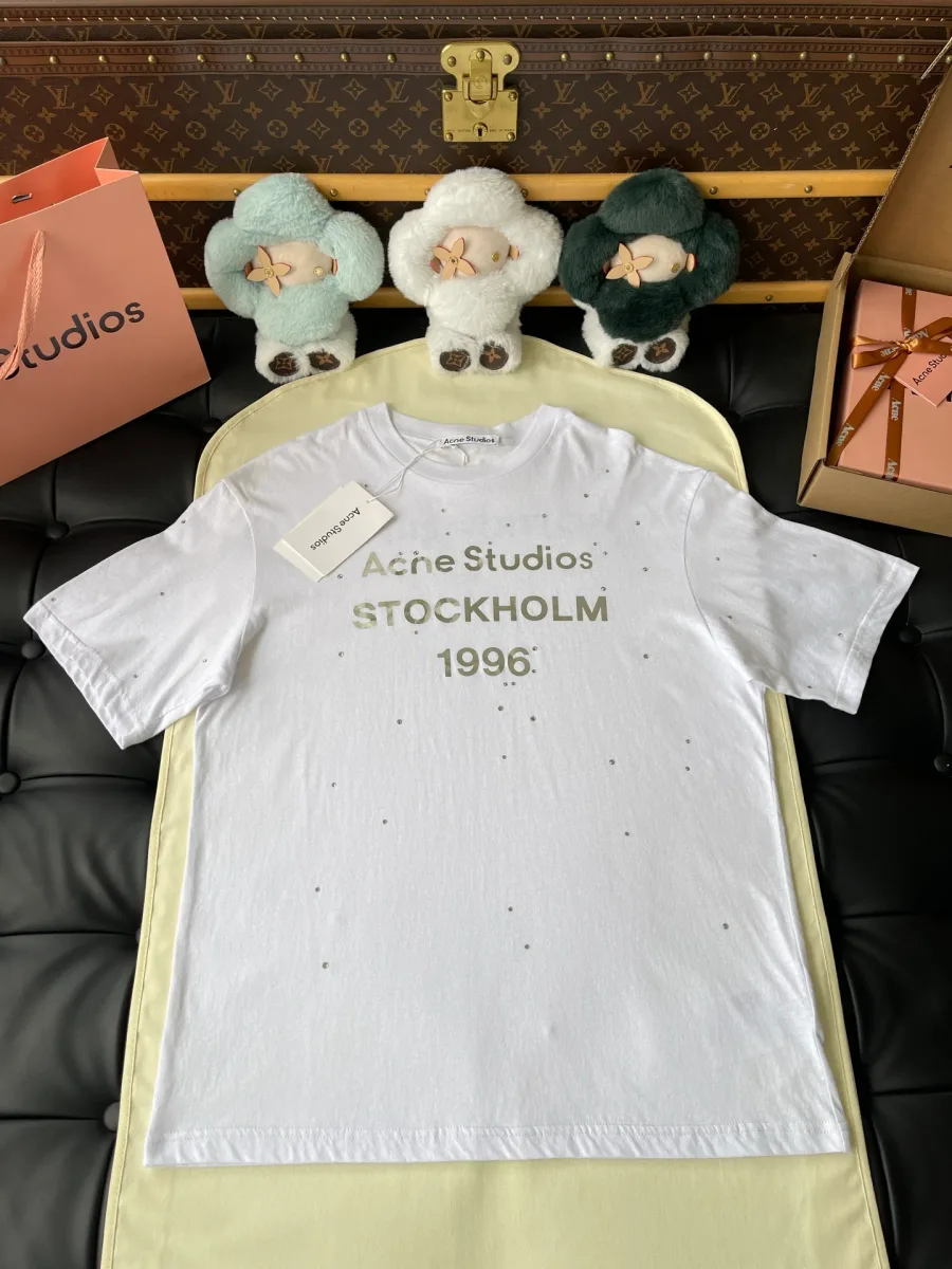 Белая футболка с принтом Acne Studios Stockholm 1996 и стразами, вид спереди