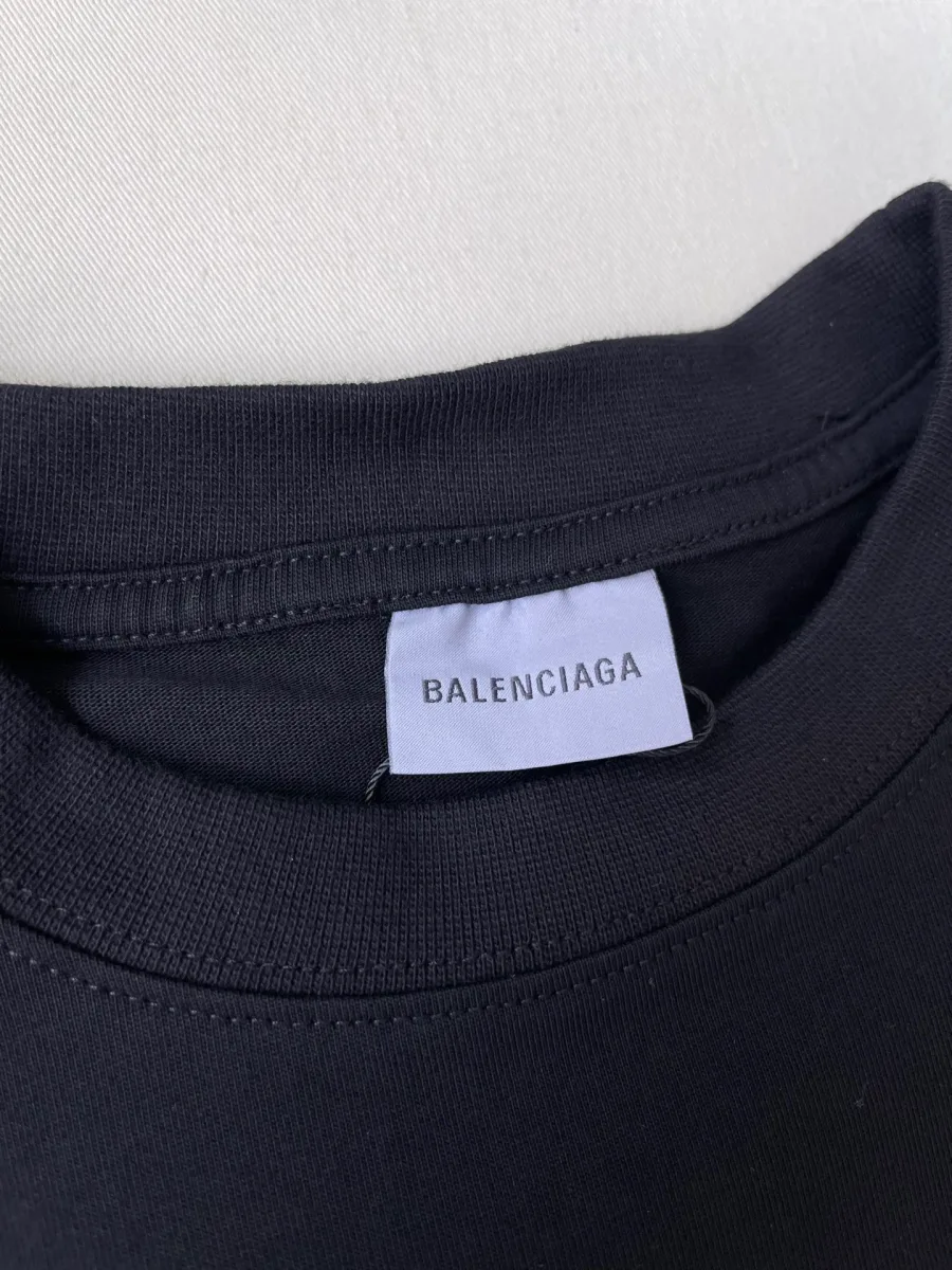 Фирменный ярлык Balenciaga на внутренней стороне горловины футболки