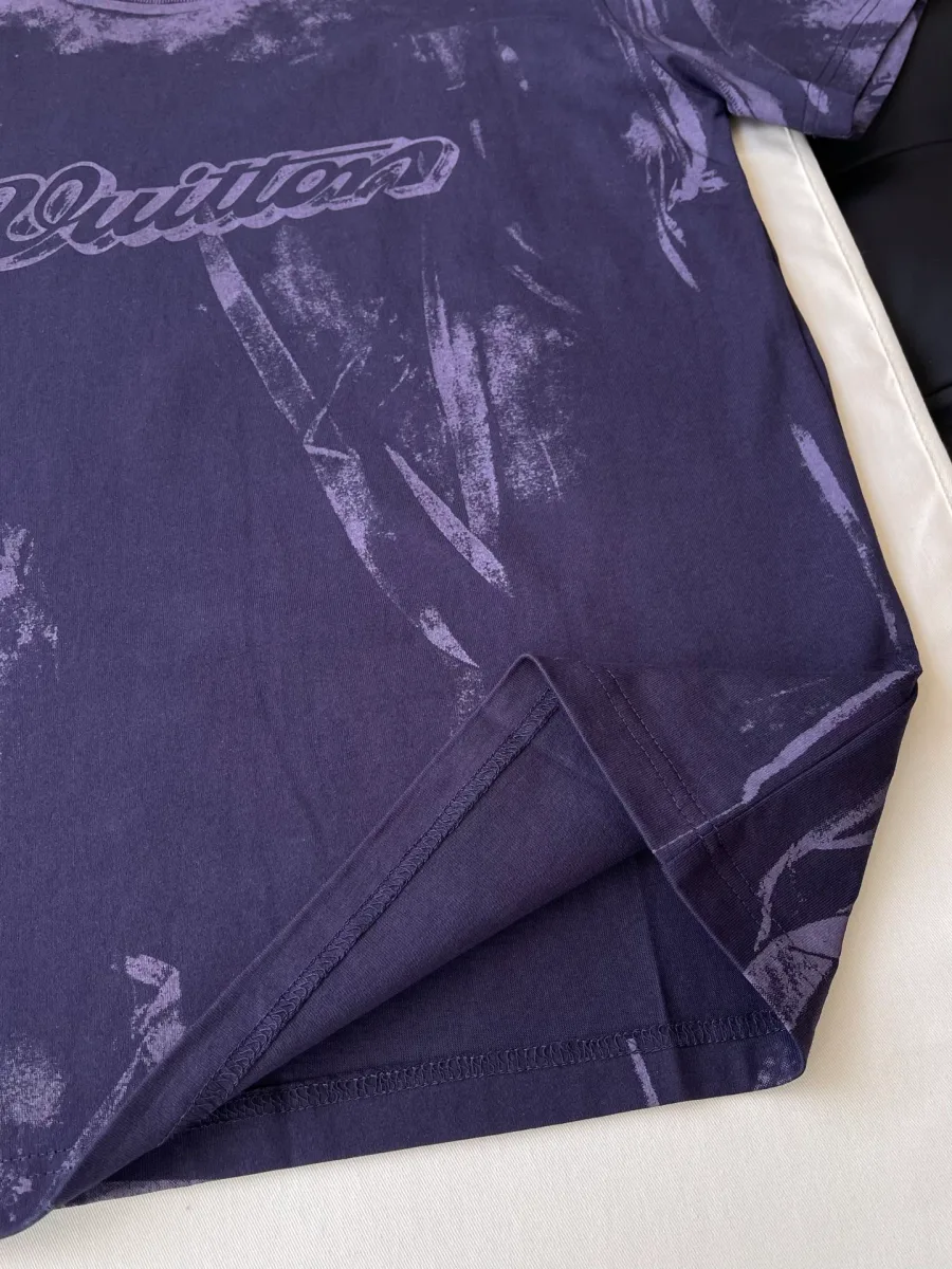 Нижний край и боковой шов фиолетовой хлопковой футболки