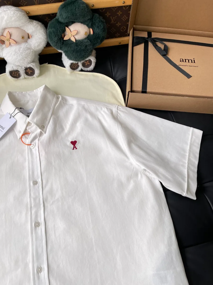 Белая рубашка с коротким рукавом и воротником button-down в ракурсе три четверти