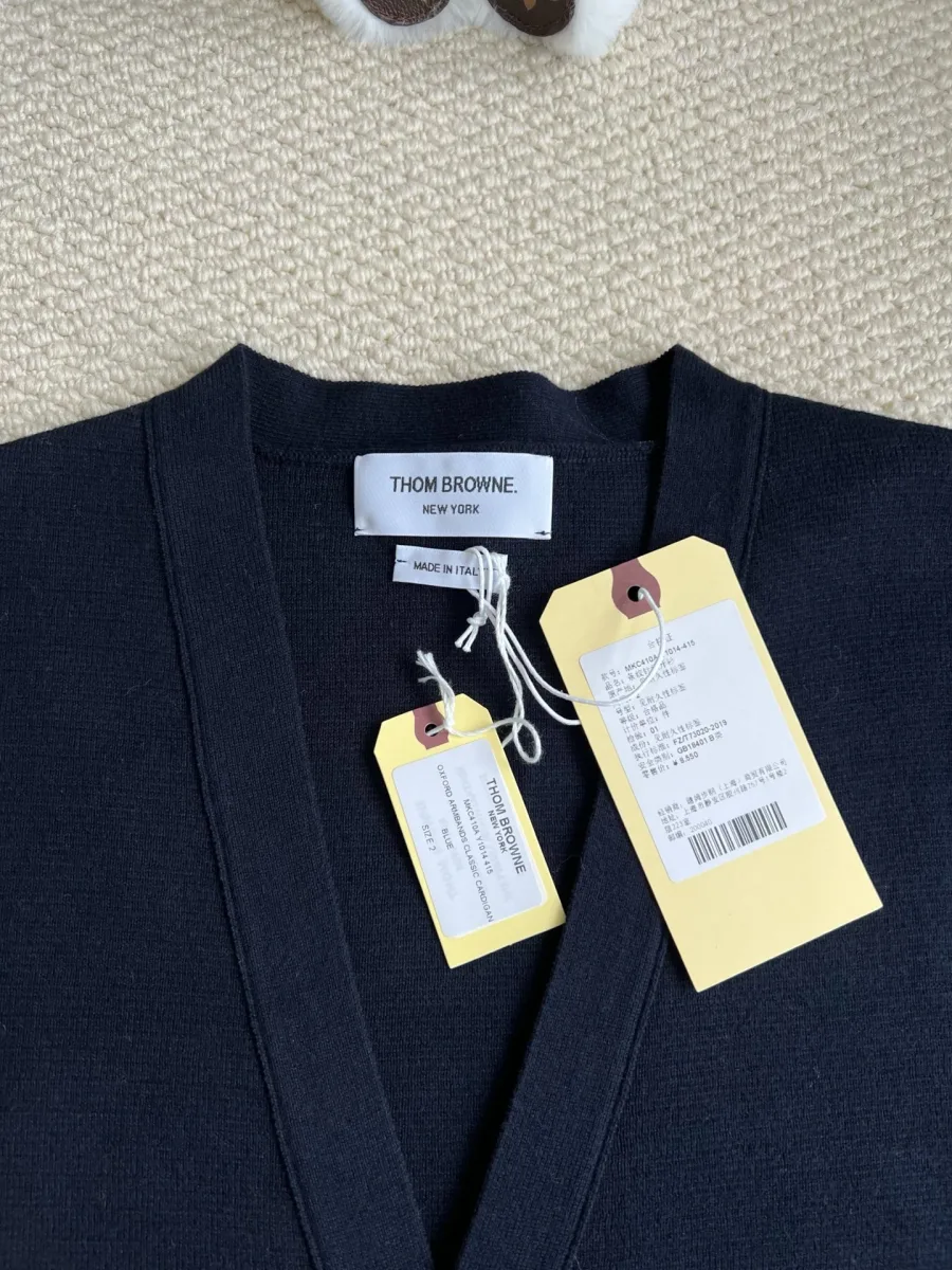 Фирменная бирка Thom Browne на внутренней стороне горловины