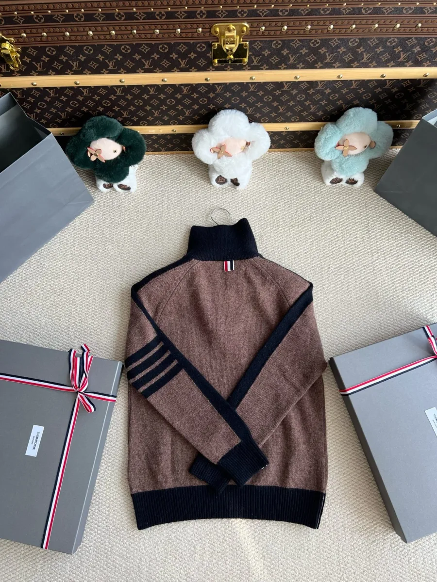 Вид сзади на шерстяной джемпер Thom Browne