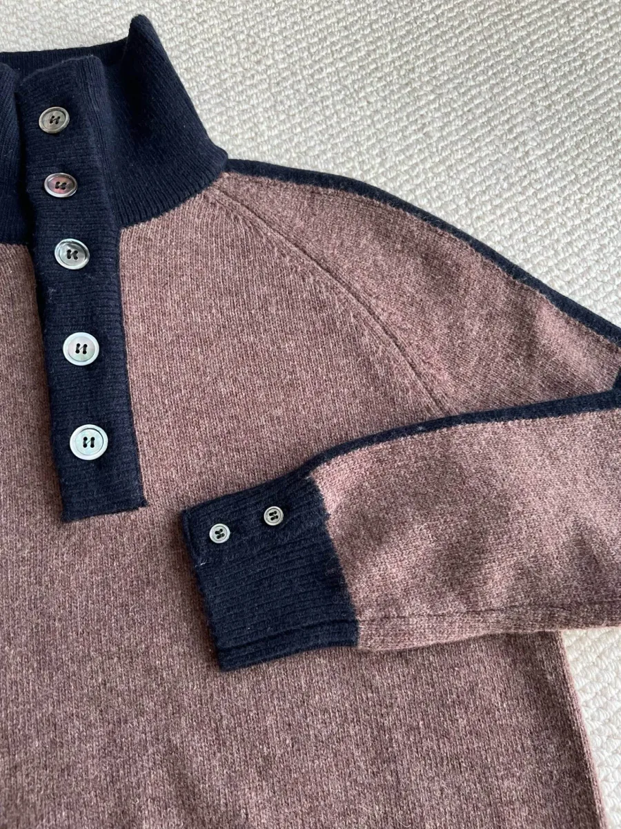 Фирменная нашивка с логотипом на свитере Thom Browne