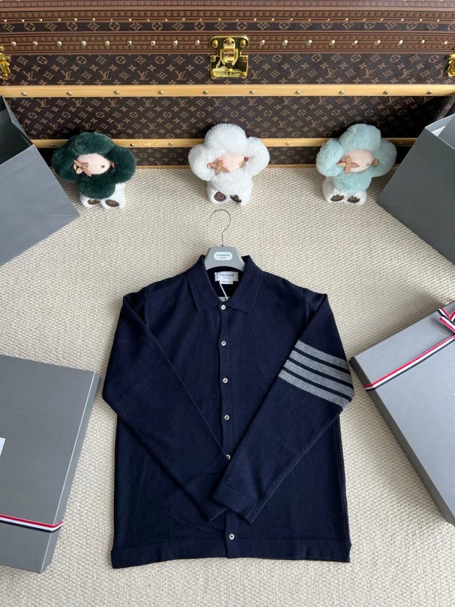 Тёмно-синий трикотажный кардиган Thom Browne с отложным воротником, вид спереди