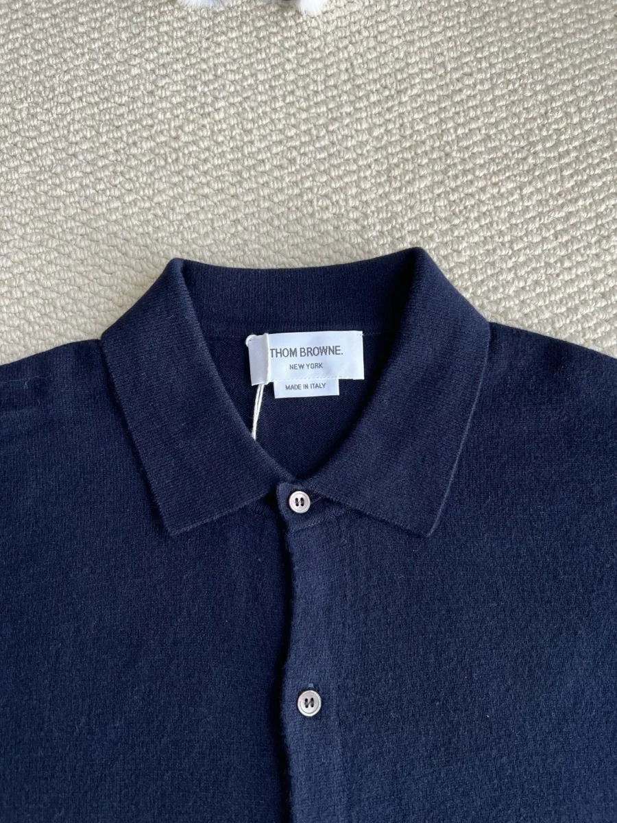 Отложной воротник и пуговицы тёмно-синего кардигана с биркой Thom Browne